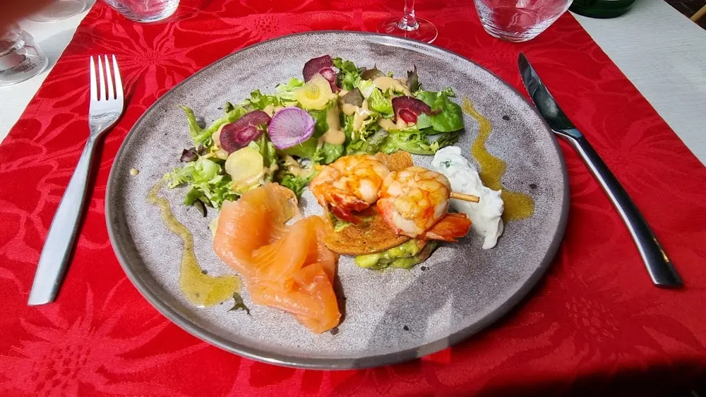 Salade Crevettes Saumon Sur Son Lit de Salade